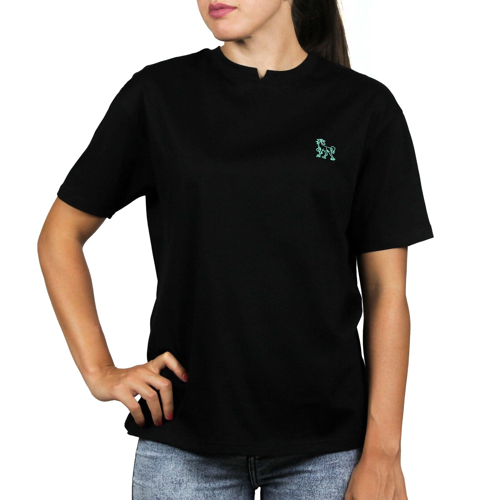 T-shirt nera con logo ricamato lato cuore 1